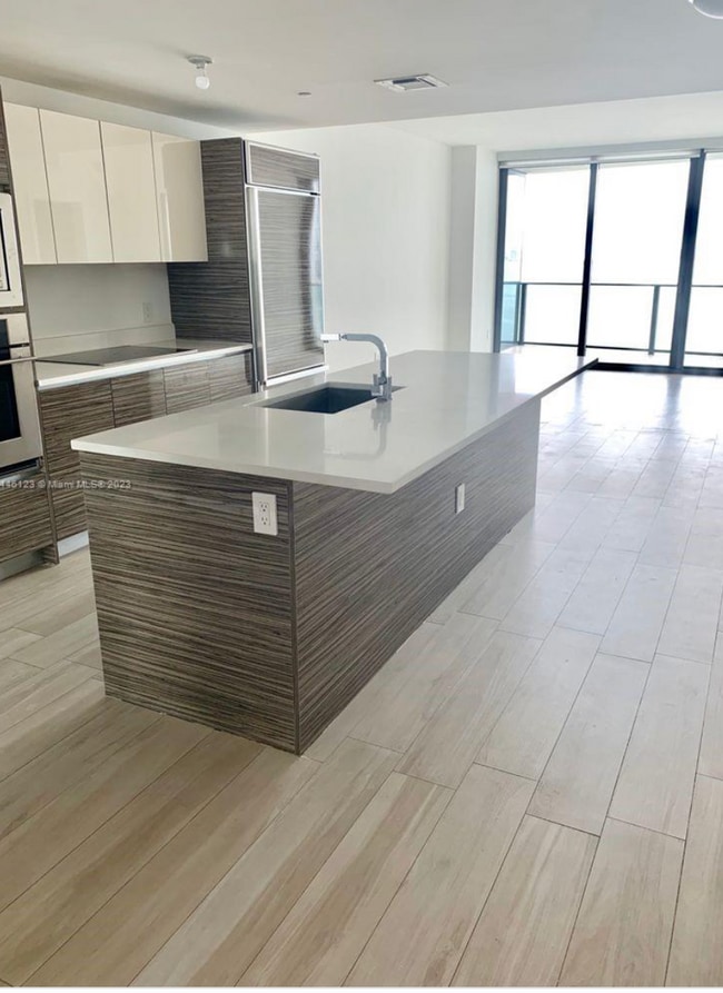 Building Photo - Spacious 2bed/2bath unit at luxury Icon Bay, with amazing bay and city views.