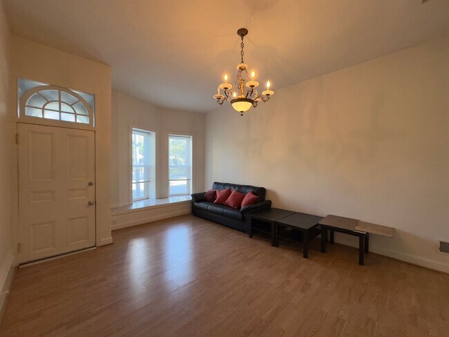 Building Photo - Elegant Urban Living in a Classic End-Row ...
