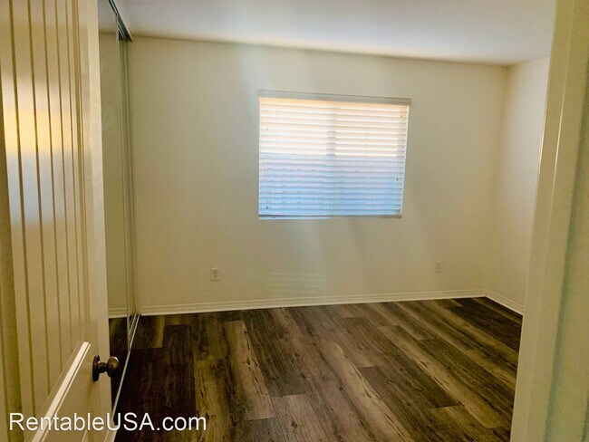 Building Photo - 3 br, 2.5 bath House - 53017 Bantry Bay