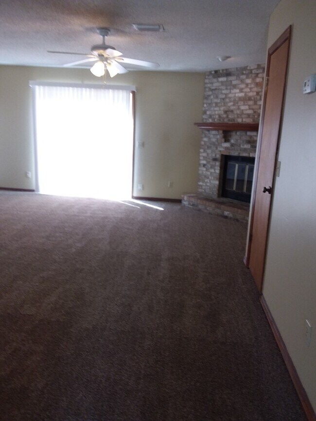 Building Photo - 2/2.5 Townhouse off Timuquana Avenue