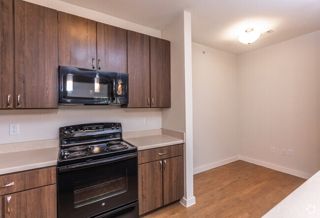 1BR, 1BA - 750SF Kitchen & Dining Room - Arbor At Centerbrook