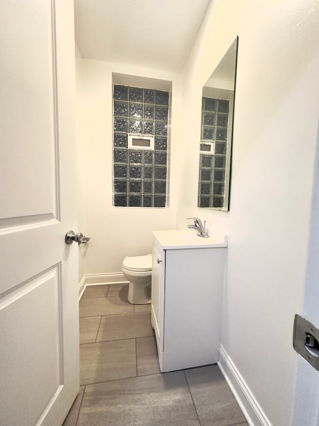 Building Photo - 908 W Montrose Ave