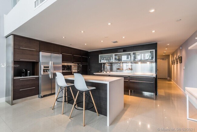 Building Photo - 6000 Collins Ave