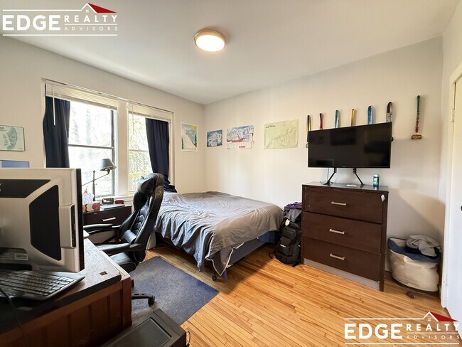 Building Photo - 160 Strathmore Rd