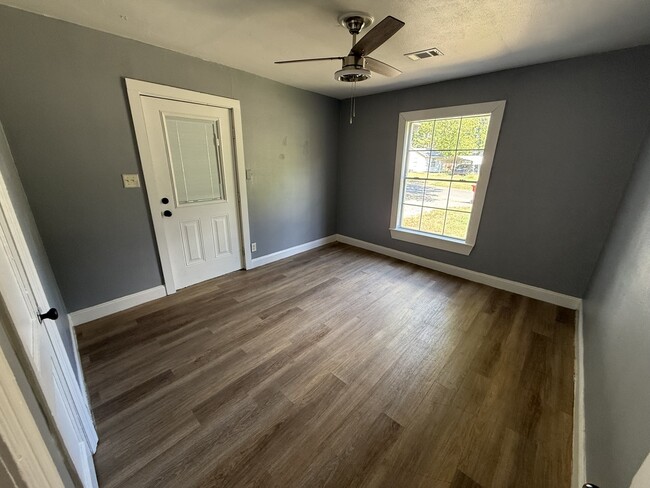 Building Photo - 401 Roosevelt Cir
