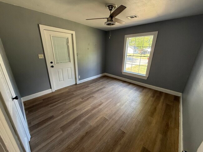 Foto del edificio - 401 Roosevelt Cir
