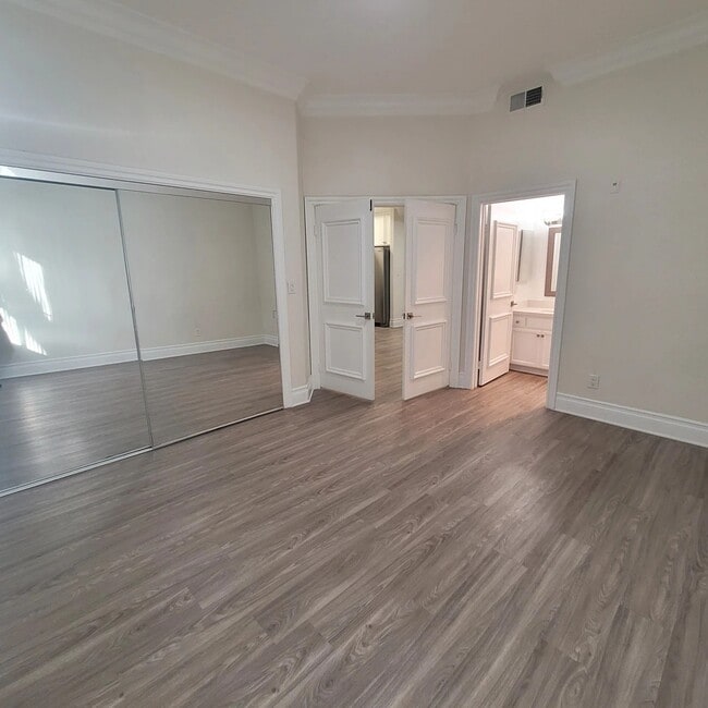 Foto del edificio - 2669 S Barrington Ave