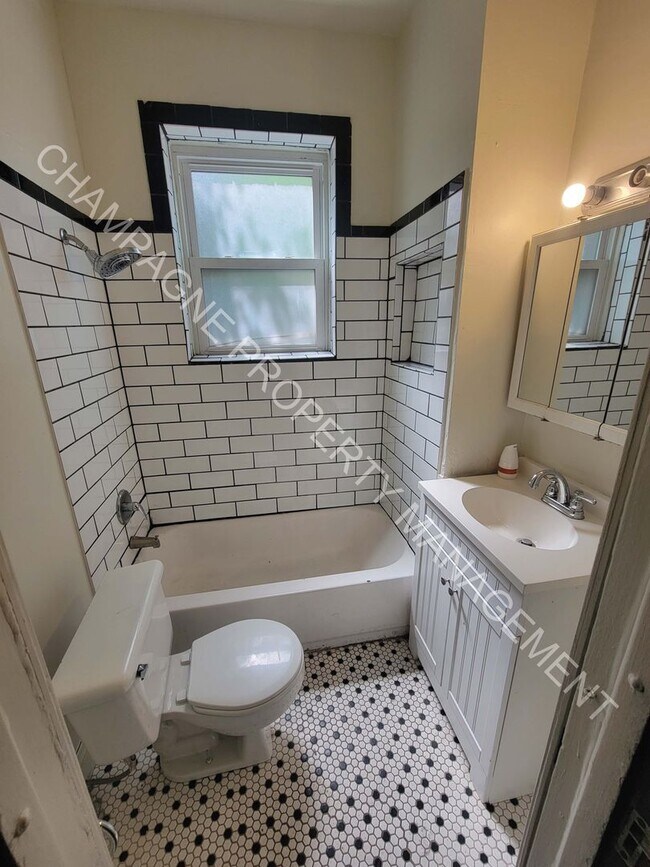 Foto del edificio - Newly Renovated 2 Bed 1 Bathroom Apartment