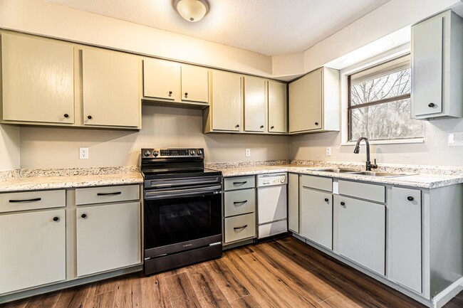 Building Photo - Stunning, newly renovated duplex!!