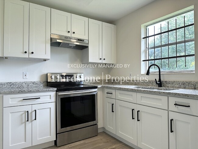 Building Photo - 8905 Castle Blvd, Jacksonville, FL 32208