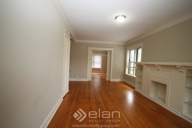 Building Photo - 813 W Cornelia Ave