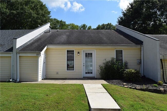 Building Photo - 227 Goshen Ln