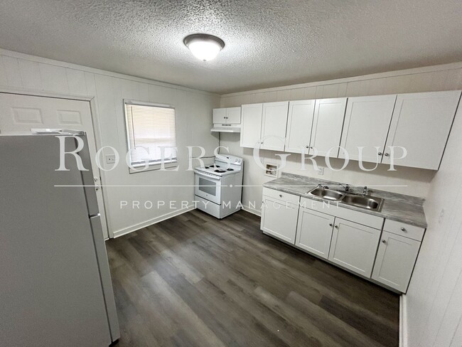 Building Photo - #450 - 413-415 Ridley St Duplex