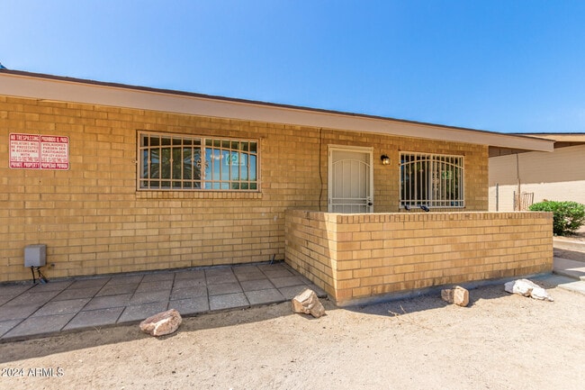 Building Photo - 815 E Hazel Dr