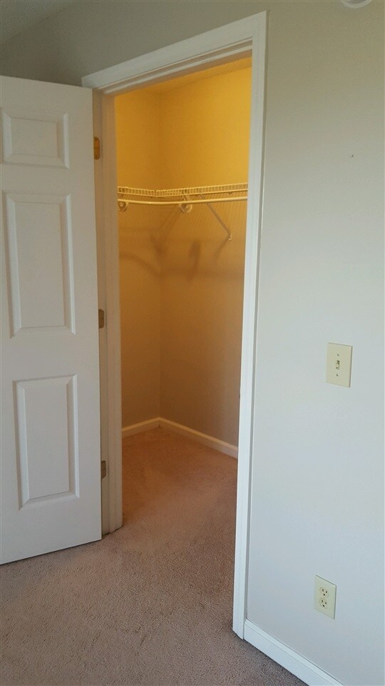 Building Photo - 1131 Robin Hood Ct