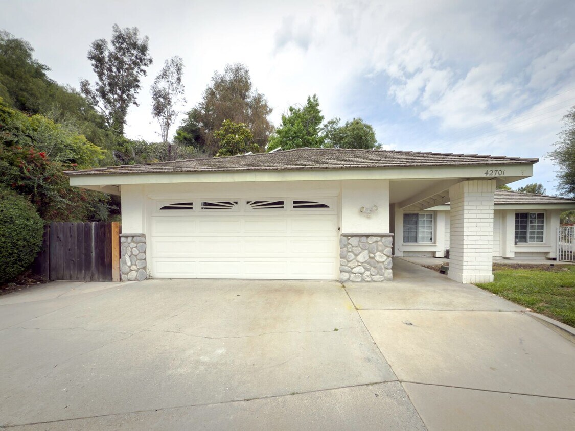 Foto principal - 3 Bedroom/2 Bathroom Private Home with Lar...