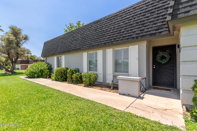 Foto del edificio - 3160 E Hazelwood St