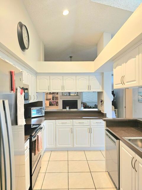 Building Photo - 14060 Greentree Dr