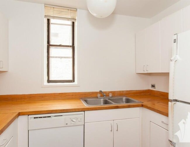 Building Photo - 606 W Surf St