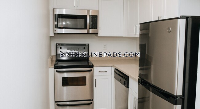 Building Photo - 1440 Beacon St.