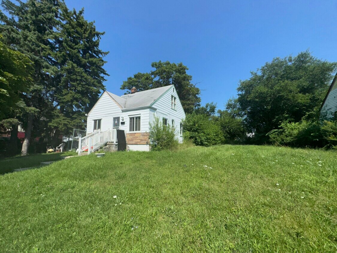 Building Photo - 18622 Lamont St
