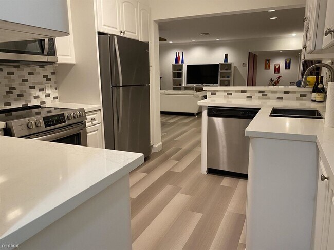 Building Photo - 2 br, 2 bath Townhome - 325 Sunset Dr Apt A