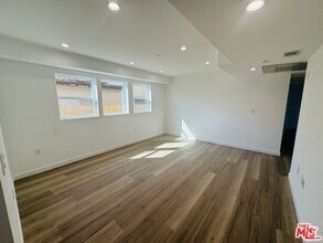 Building Photo - 231 W 85th St