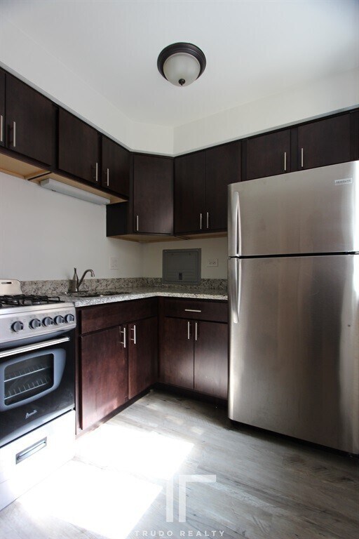 Foto del edificio - 6211 N Kenmore Ave
