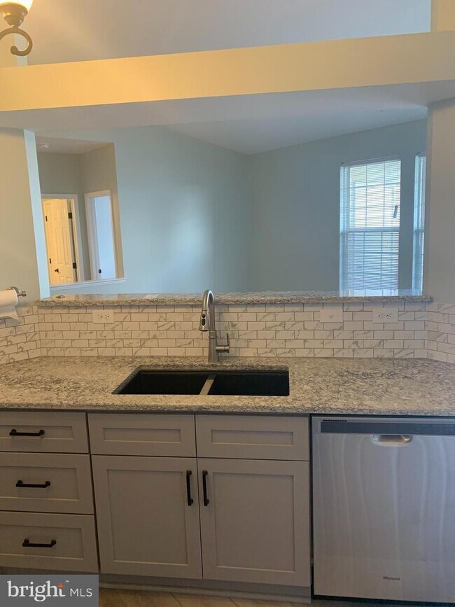 Building Photo - 8207 Blue Heron Dr