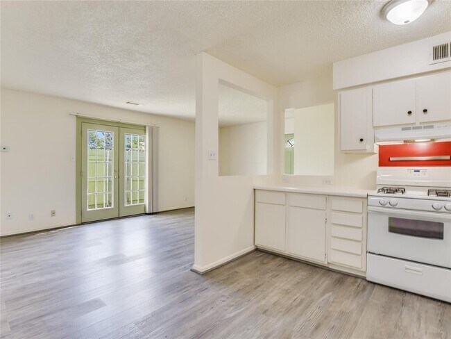 Building Photo - 2804 Westhill Dr
