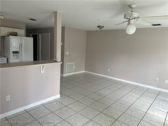 Foto del edificio - 1525 Queen Palm Ave