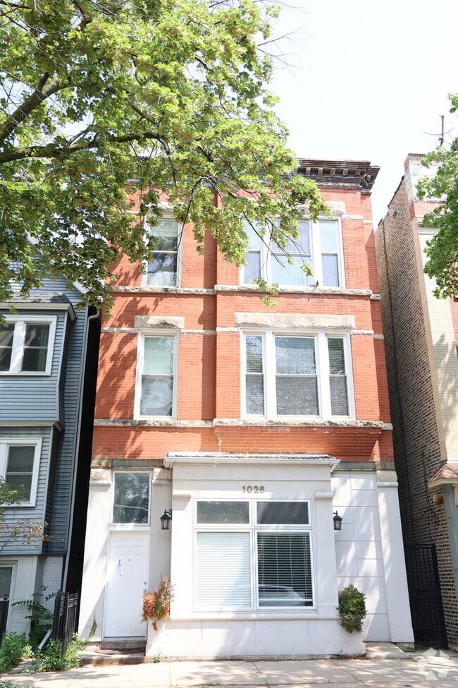 Building Photo - 1026 W Roscoe St