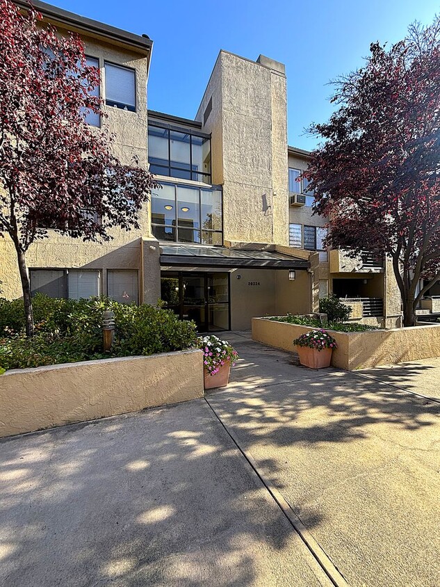 Foto principal - Beautiful & Spacious 1 Bedroom Condo in Highly Desirable Adobe Hills