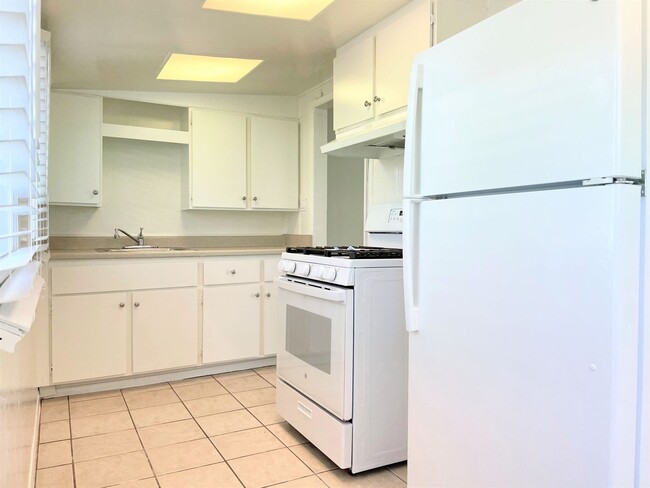 Building Photo - Studio West of PCH!