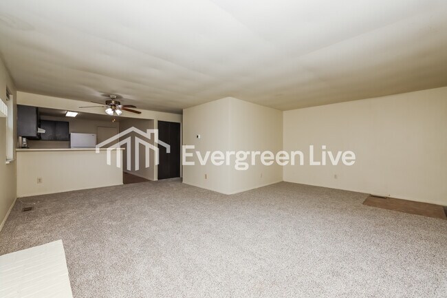 Foto del edificio - 8811 Foxgate Ct