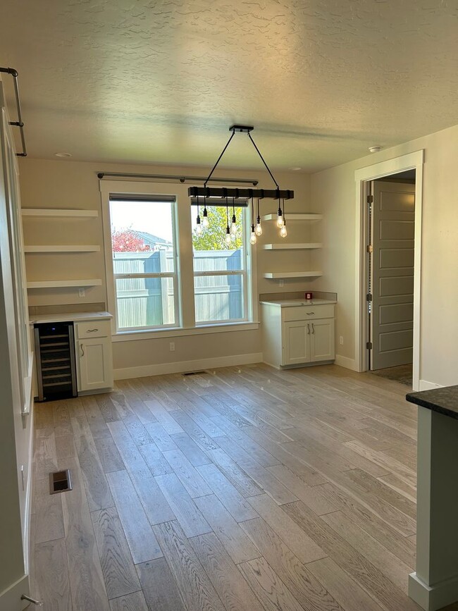 Foto del edificio - 4 Bedroom, 2.5 Bathrooms with office, Encl...
