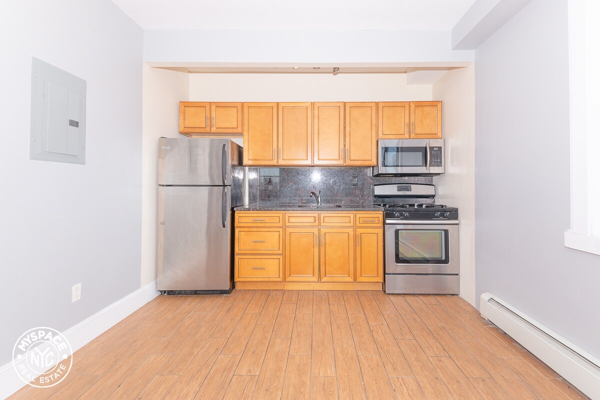 Primary Photo - 1223 Broadway