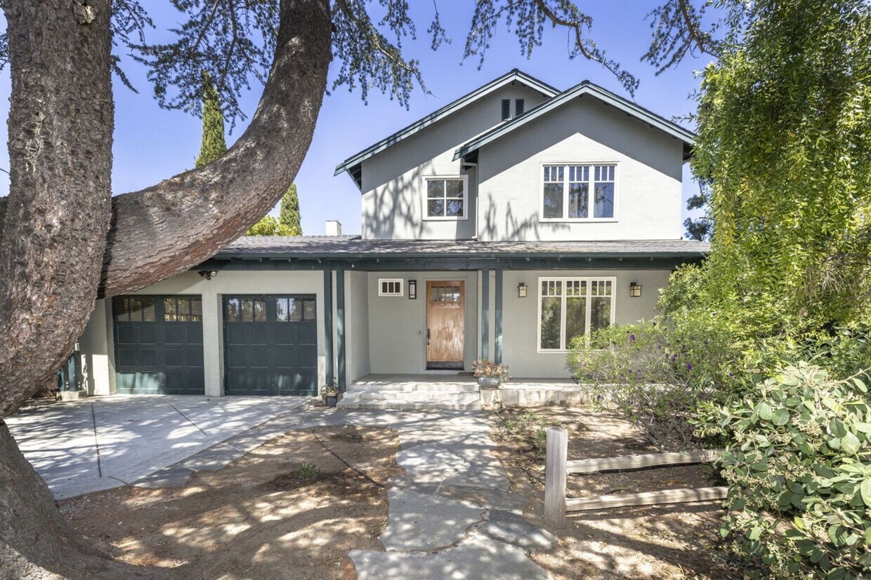 Foto principal - Lovingly Maintained 5 Bed, 3.5 Bath Execut...