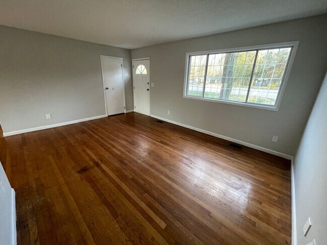 Building Photo - Discover the comfort of 7911 Hixson Pike- ...