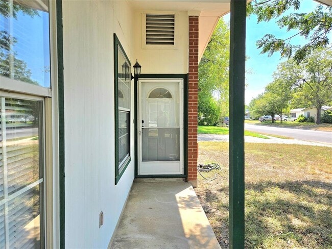 Foto del edificio - 8309 Burrell Dr