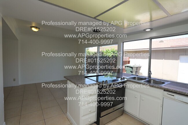 Building Photo - 4 Bedroom / 2.5 Bathroom townhouse in the ...