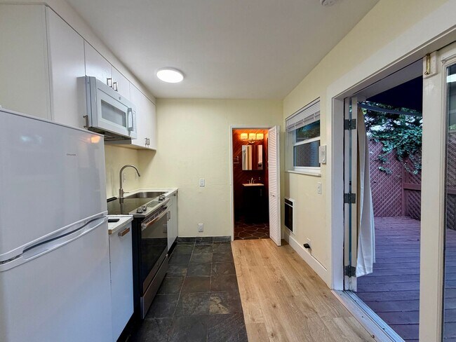 Foto del edificio - Newly Updated Detached Studio w/Private Deck in Prime Castro Location