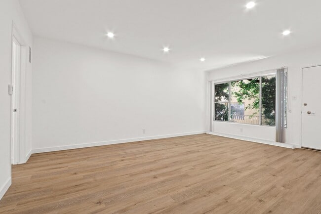 Building Photo - 943 6th St