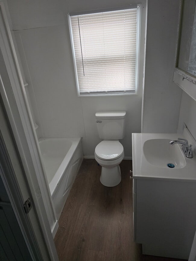 Building Photo - 1611 S Oakwood Ave