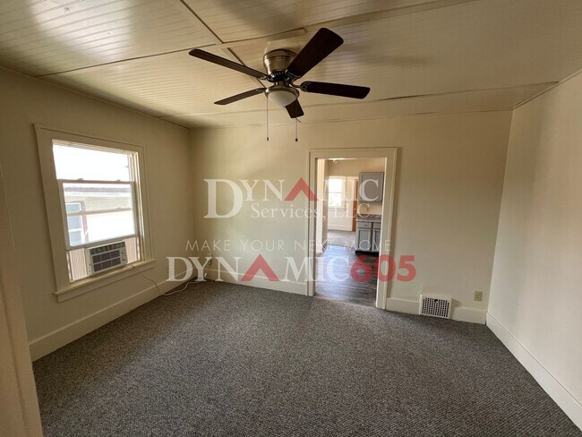 Building Photo - Upper Level 2BR/1BA in Downtown Sioux Falls