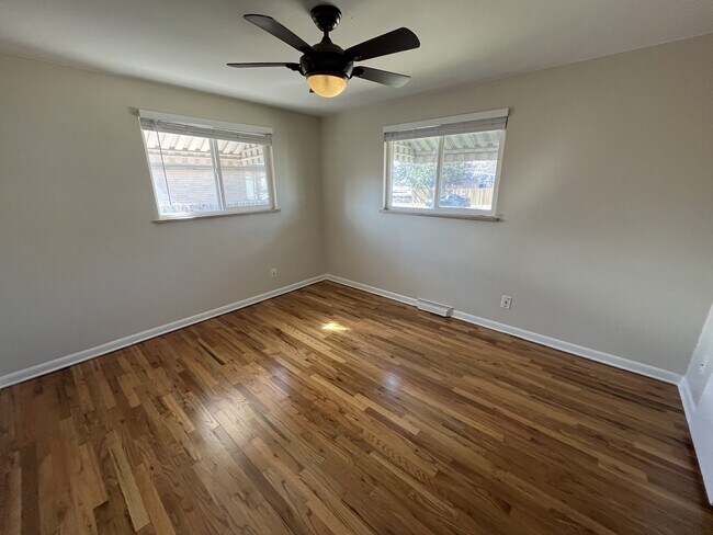 Foto del edificio - 1888 S Clay St