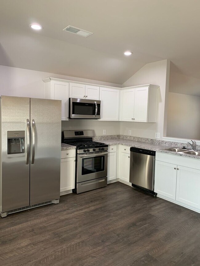 Building Photo - *Pre-leasing* Three Bedroom | Two Bath Hom...