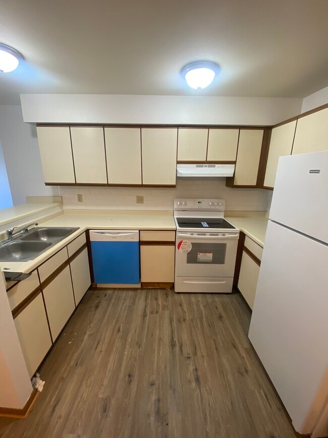 Kitchen - Hemlock Street Apartments
