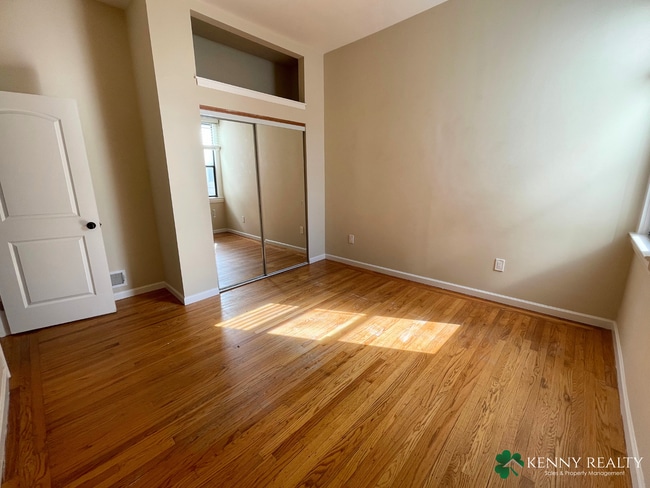 Building Photo - Two Bedroom Home in San Francisco, Bonus R...