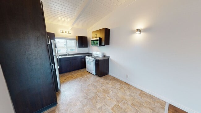 Interior Photo - BEAUTIFUL Studio in Inglewood !!